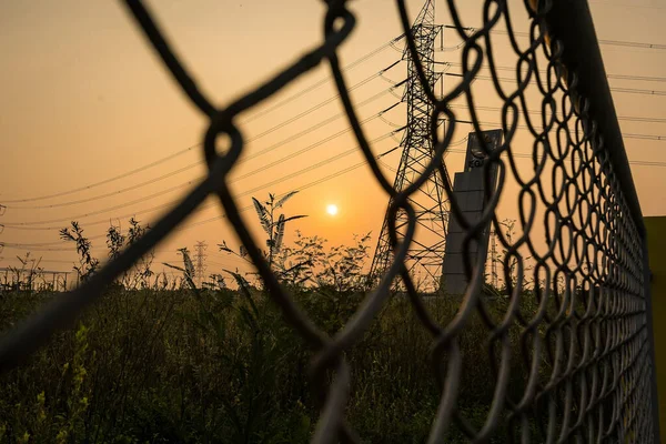 Při Pohledu Přes Drátěné Pletivo Oceli Vidět Slunce Ráno — Stock fotografie