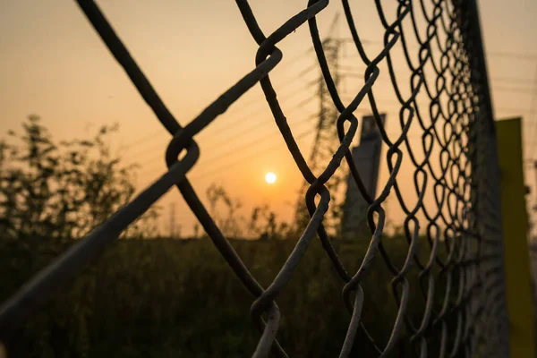 Při Pohledu Přes Drátěné Pletivo Oceli Vidět Slunce Ráno — Stock fotografie