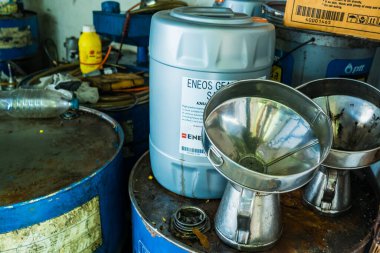 Bangkok, Tayland -Ağustos 04, 2021: Bangkok, Tayland 'daki garaj servis istasyonunda araba tamiri.