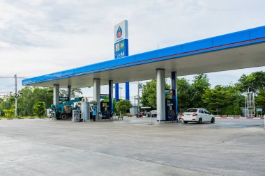 Bangkok, Tayland - Ağustos 04, 2021: PTT Benzin İstasyonu Tayland 'daki popüler benzin istasyonu, PTT Petrol İstasyonu' nun bölgede birçok çıkış mağazası vardır..