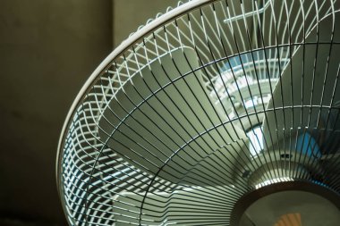 Pervane ızgarası pencere tarafında..