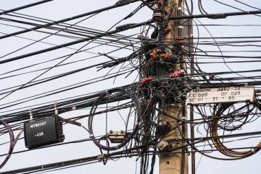 Bangkok, Tayland - 07 Nisan 2022: Bangkok, Tayland 'da dağınık kablo elektrik direği