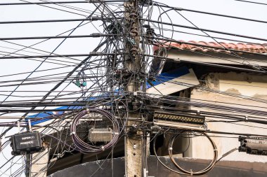 Bangkok, Tayland - 07 Nisan 2022: Bangkok, Tayland 'da dağınık kablo elektrik direği