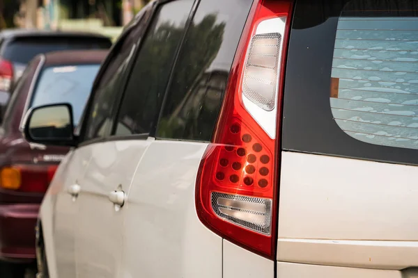 Sağ taraftaki arabanın yakın görüntüsü. Arka taraftaki lambanın arkası.