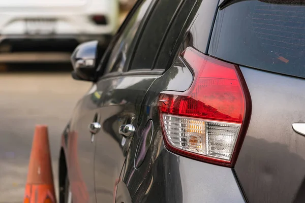 Vista Cerca Una Lámpara Luz Trasera Del Coche Del Lado —  Fotos de Stock