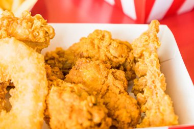 Beyaz tabakta kızarmış tavuk..