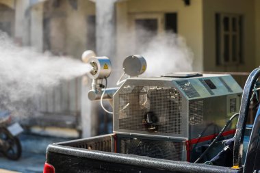 Bangkok, Tayland - 24 Ocak 2022: Bangkok, Tayland 'da Dang hummasını ve Zika virüsünü önlemek için sivrisinekleri ortadan kaldırmak için makineli araba.