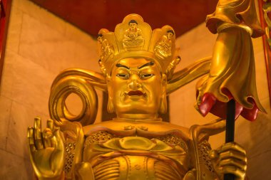 Bangkok, Tayland - Mart 04, 2022: Leng Noei Yi 2 veya Tayland 'daki Mangkon Tapınağı' ndaki Çin zenginlik tanrısı heykeli.