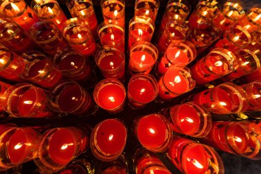 Bangkok, Tayland - Mart 04, 2022: Bangkok, Tayland 'daki Wat Leng Nei Yee 2 Tapınağındaki Çin tapınağında mum yakarak dua ve meditasyon.
