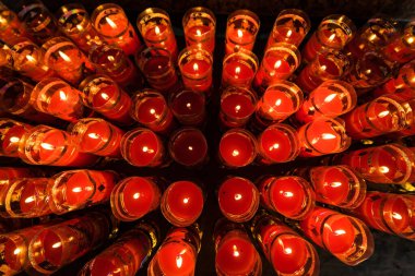 Bangkok, Tayland - Mart 04, 2022: Bangkok, Tayland 'daki Wat Leng Nei Yee 2 Tapınağındaki Çin tapınağında mum yakarak dua ve meditasyon.