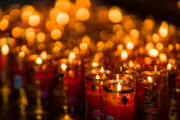 泰国曼谷 2022年3月4日 在泰国曼谷Wat Leng Nei Yee 2寺庙的中国寺庙上祈祷和默念 点燃蜡烛 — 图库照片