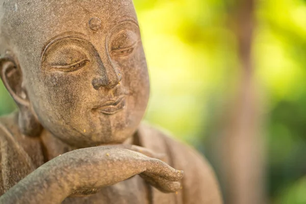 Bangkok, Tayland - Mart 04, 2022: Leng Noei Yi 2 veya Tayland 'daki Mangkon Tapınağı' ndaki Çin zenginlik tanrısı heykeli.