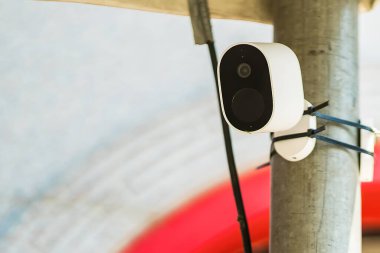 Binanın dışındaki modern CCTV güvenlik kamerası..