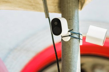 Binanın dışındaki modern CCTV güvenlik kamerası..