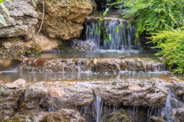 Şelaleler ön ve arka bahçeyi süslüyor. Evin içindeki su bahçeleri..