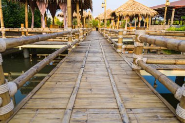 Tayland 'da kuru bambudan yapılmış yürüyen gerilim köprüsü.