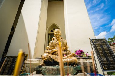 Angthong, Tayland - 21 Mart 2022: Wat Chaiyo Warawithan tapınağında Buda heykeli, Tayland.