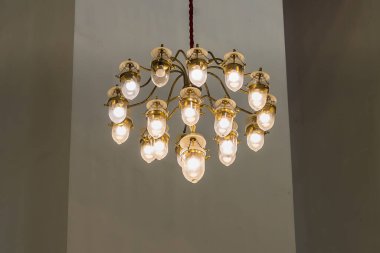 Elektrik ampulleriyle büyük bir avize.