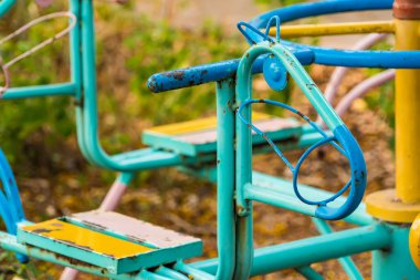 Tayland 'daki parkta çocuk atlıkarıncada.