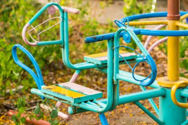 Tayland 'daki parkta çocuk atlıkarıncada.