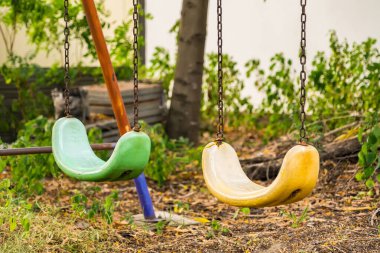 Tayland 'daki çocuk parkında zincirlerle boş salıncak.
