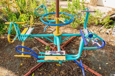 Tayland 'daki parkta çocuk atlıkarıncada.