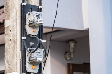 Bangkok, Tayland - 18 Nisan 2022: Bangkok, Tayland 'da kullanım için saat göstergesi. Bu, evin elektrik tüketimini izleyebilen modern bir teknoloji. Bangkok, Tayland' da elektrik sayacı