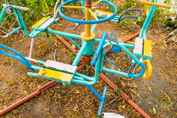 Tayland 'daki parkta çocuk atlıkarıncada.