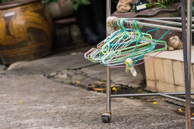 Kuruması için düzgün düzenlenmiş elbise askıları.