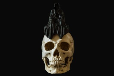 Kafatasında oturan Azrail heykeli..