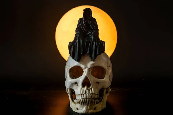 Una Estatua Segador Sentado Cráneo Sobre Fondo Luna Llena — Foto de Stock