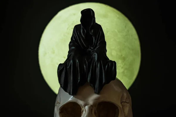 Statue Grim Reaper Sitting Skull Full Moon Background — Foto Stock