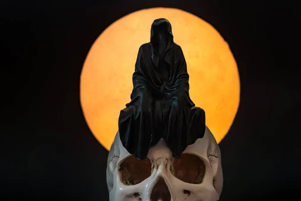 Una Estatua Segador Sentado Cráneo Sobre Fondo Luna Llena — Foto de Stock