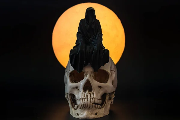 Una Statua Triste Mietitore Seduto Teschio Uno Sfondo Luna Piena — Foto Stock