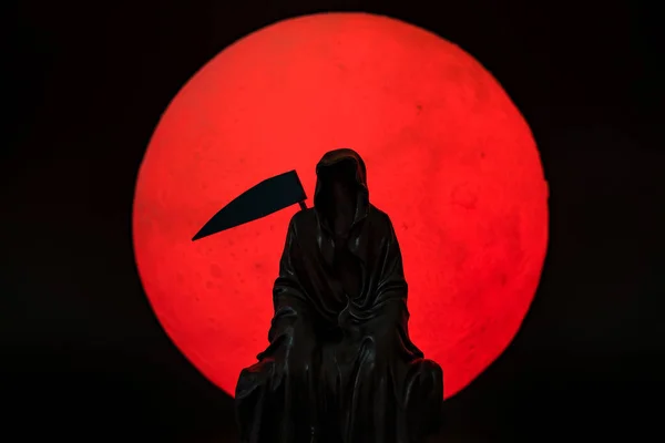Statue Grim Reaper Sitting Full Moon Background — ストック写真