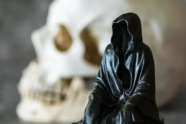 Statue Grim Reaper Sitting Skull Background — Zdjęcie stockowe