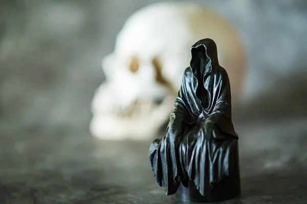 Statue Grim Reaper Sitting Skull Background — Zdjęcie stockowe