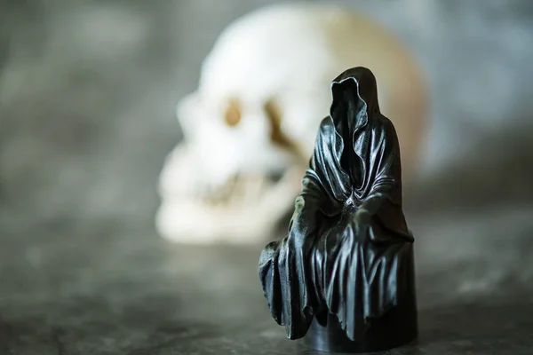 Statue Grim Reaper Sitting Skull Background — Foto Stock