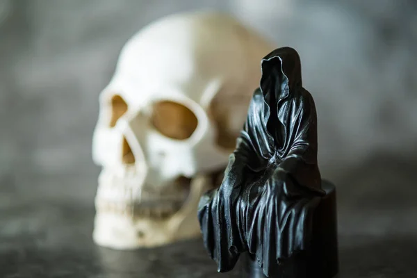 Statue Grim Reaper Sitting Skull Background — Zdjęcie stockowe