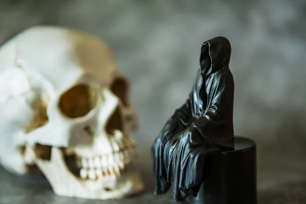 Statue Grim Reaper Sitting Skull Background — Zdjęcie stockowe