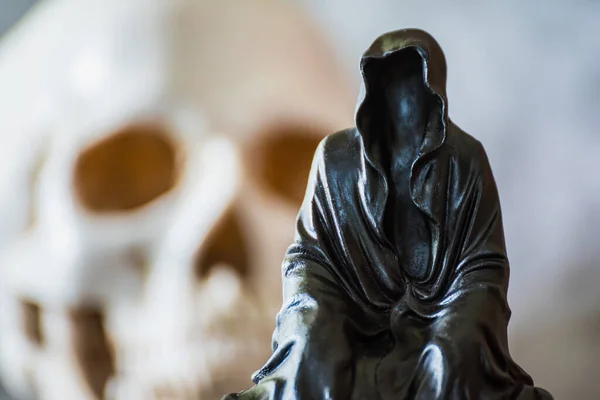 Statue Grim Reaper Sitting Skull Background — Stock Photo, Image