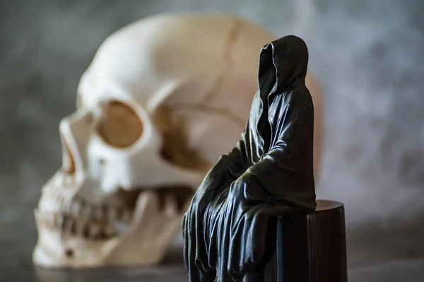 Statue Une Faucheuse Sombre Assise Fond Crâne — Photo