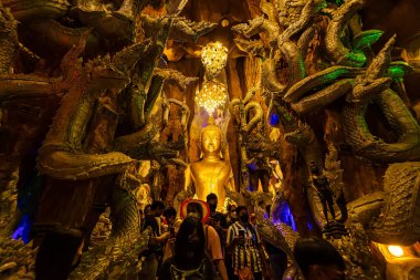 Nakhon Nayok, Tayland - 24 Nisan 2022: Naga Mağarası 'nda Naga Nayok, Tayland' daki Maniwong Tapınağı 'nda ibadet eden ve şans dileyen büyük Buda.