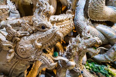 Nakhon Nayok, Tayland - 24 Nisan 2022: Naga Mağarası 'ndaki Naga heykeli Nakhon Nayok, Tayland' daki Maniwong Tapınağında iyi şanslar diliyor..