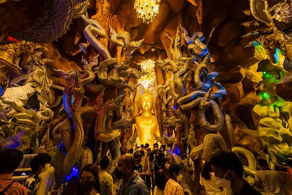 Nakhon Nayok, Tayland - 24 Nisan 2022: Naga Mağarası 'nda Naga Nayok, Tayland' daki Maniwong Tapınağı 'nda ibadet eden ve şans dileyen büyük Buda.