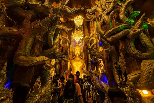Nakhon Nayok, Tayland - 24 Nisan 2022: Naga Mağarası 'nda Naga Nayok, Tayland' daki Maniwong Tapınağı 'nda ibadet eden ve şans dileyen büyük Buda.