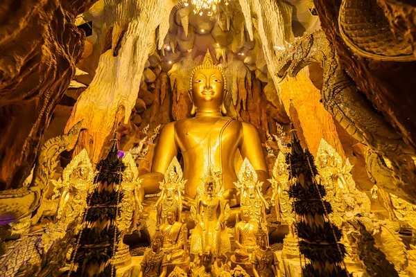 Nakhon Nayok, Tayland - 24 Nisan 2022: Naga Mağarası 'nda Naga Nayok, Tayland' daki Maniwong Tapınağı 'nda ibadet eden ve şans dileyen büyük Buda.