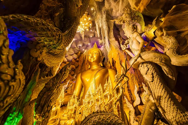 Nakhon Nayok, Tayland - 24 Nisan 2022: Naga Mağarası 'nda Naga Nayok, Tayland' daki Maniwong Tapınağı 'nda ibadet eden ve şans dileyen büyük Buda.