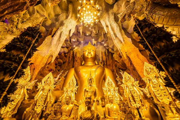 Nakhon Nayok, Tayland - 24 Nisan 2022: Naga Mağarası 'nda Naga Nayok, Tayland' daki Maniwong Tapınağı 'nda ibadet eden ve şans dileyen büyük Buda.