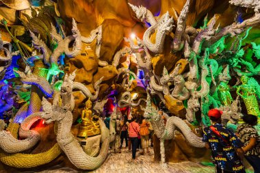 Nakhon Nayok, Tayland - 24 Nisan 2022: Naga Mağarası 'ndaki Naga heykeli Nakhon Nayok, Tayland' daki Maniwong Tapınağında iyi şanslar diliyor..